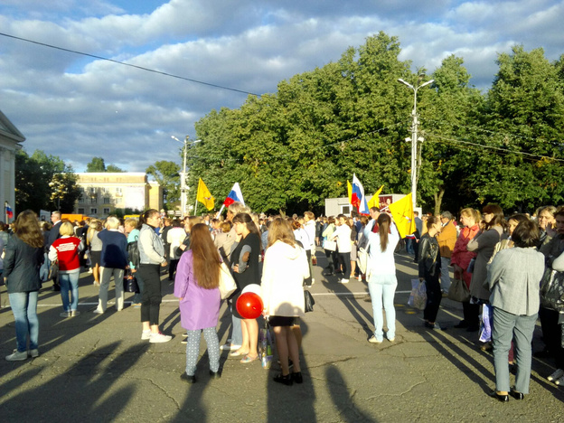 Официальное мероприятие по случаю Дня российского флага собрало не более тысячи человек