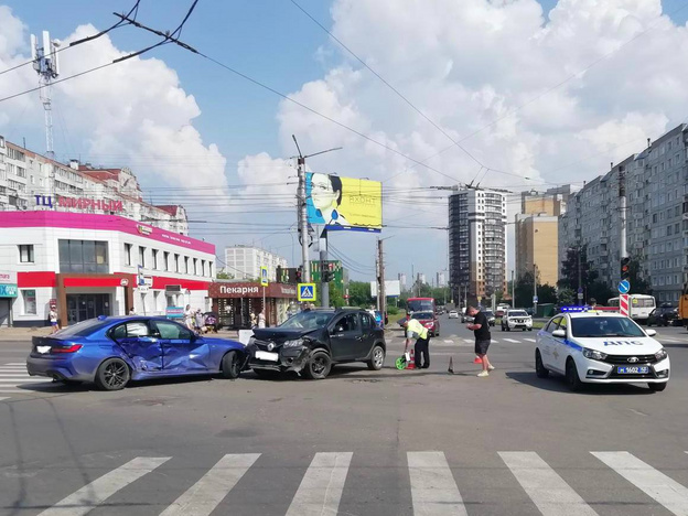 В районе Ипподрома в Кирове столкнулись две иномарки