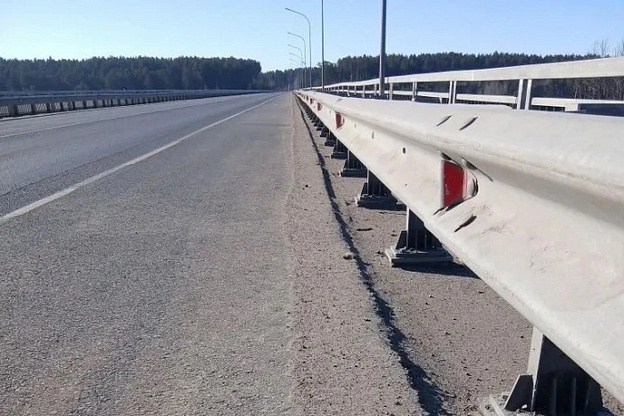 Мост через Вятку чистят от грязи и мусора