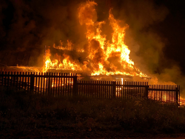 Соцсети: шесть пожарных расчётов тушили горящий дом в Кирово-Чепецком районе