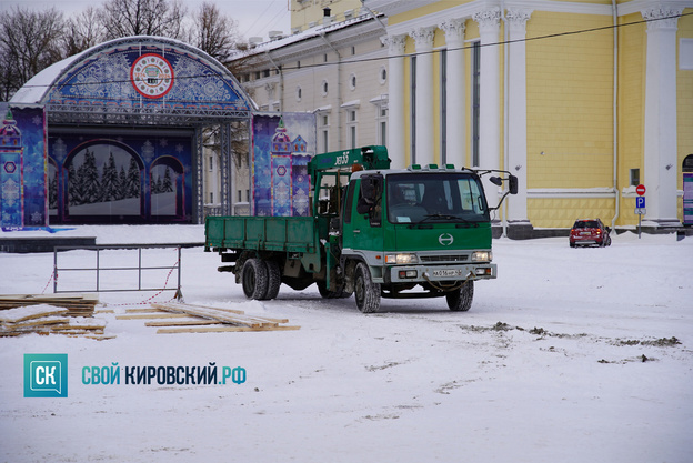 На Театральной площади демонтируют новогодний городок