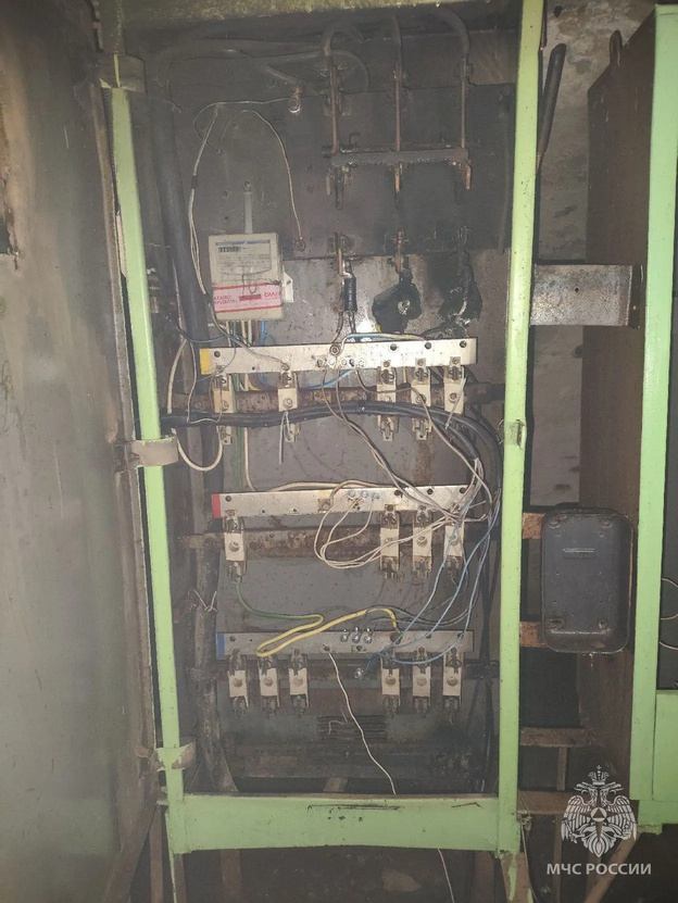 В Нолинске снег на крыше едва не спалил аптеку