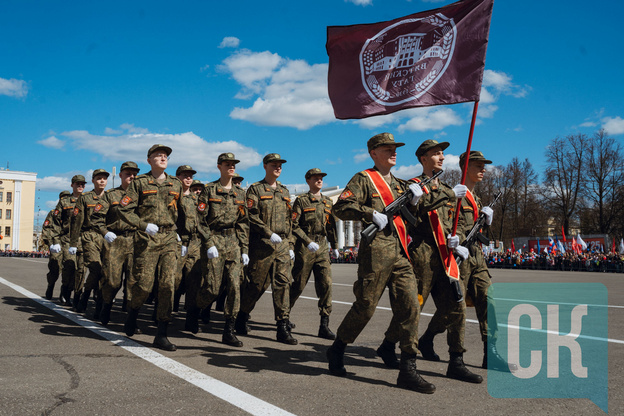 Торжественный парад на Театральной площади 9 мая. Фоторепортаж