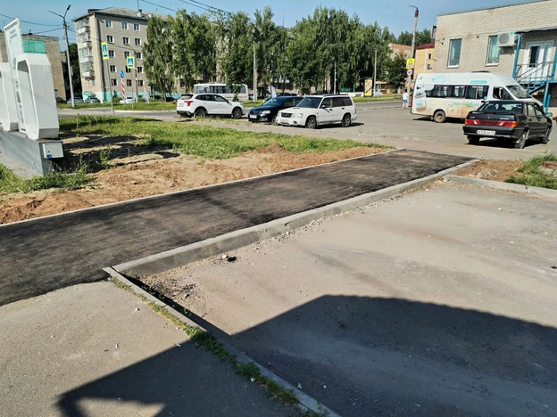 В Радужном благоустраивают территорию у новой стелы