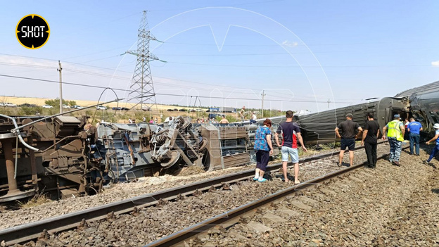 Пострадавших после схода вагонов поезда в Волгоградской области эвакуируют. Фото