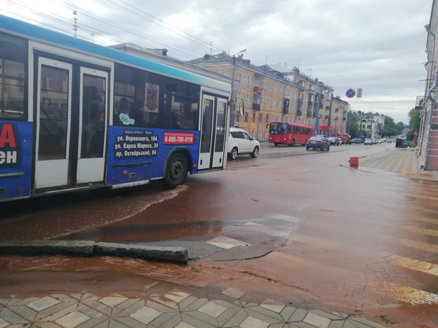 В центре Кирова прорвало трубу: несколько улиц затоплено