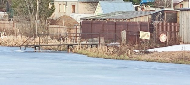 Жители Дороничей незаконно сделали помост на пруд и поставили знак, запрещающий проход