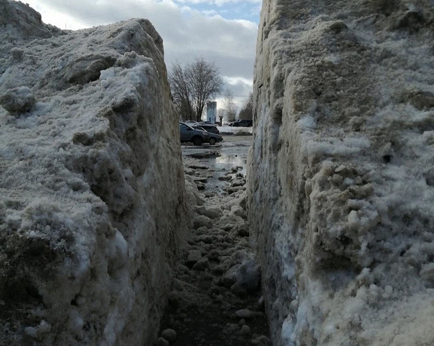 Кировчане пожаловались на тоннель из снега на улице Калинина