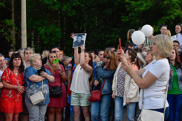В Кирове вновь прошёл флешмоб в память о Юрии Шатунове. Фото