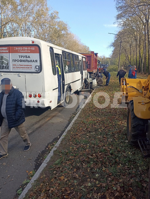 В Кирово-Чепецке автобус смял ВАЗ-2115