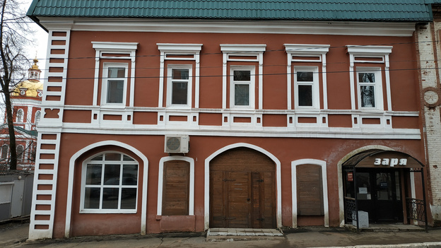 «Случился дизайн-код»: с исторического здания на Московской убрали вывески