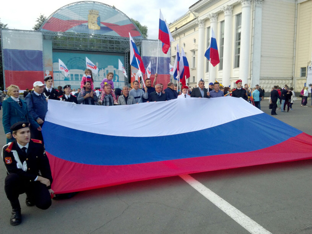 Официальное мероприятие по случаю Дня российского флага собрало не более тысячи человек