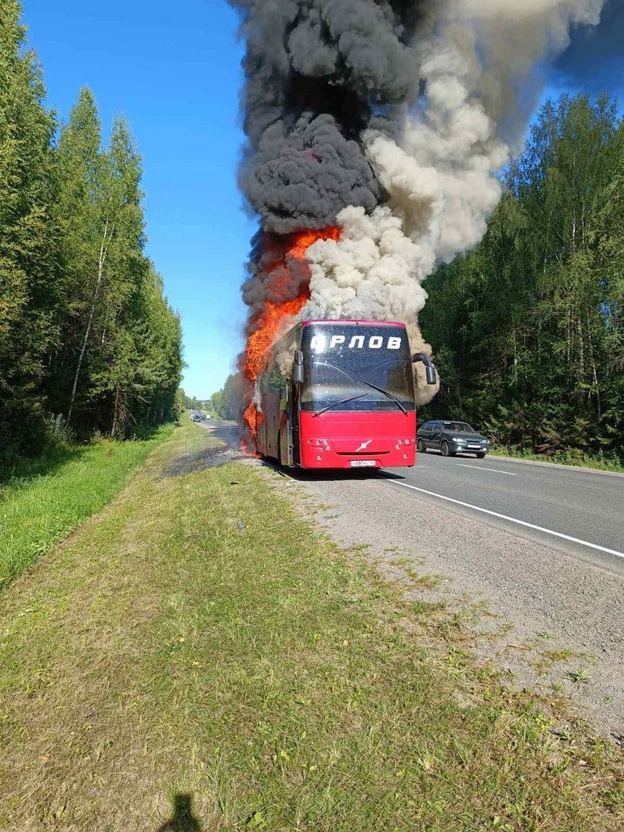 В Юрьянском районе на федеральной трассе загорелся автобус Volvo