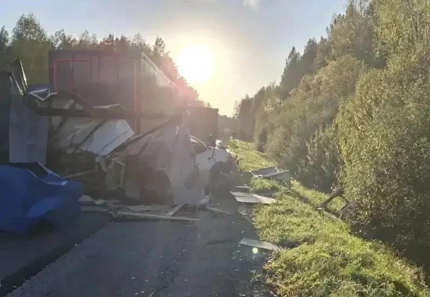 В Свечинском округе столкнулись четыре грузовика, погиб водитель