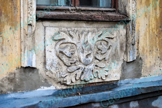 «Как разрушали, так и восстановят»: рабочие уничтожили лепнину во время капремонта дома на Труда