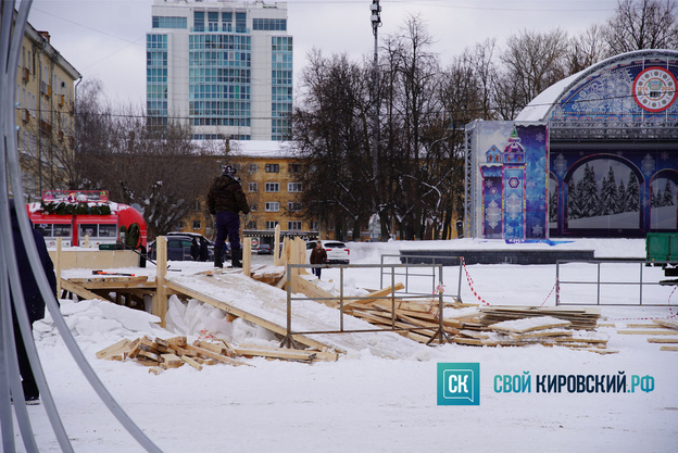 На Театральной площади демонтируют новогодний городок