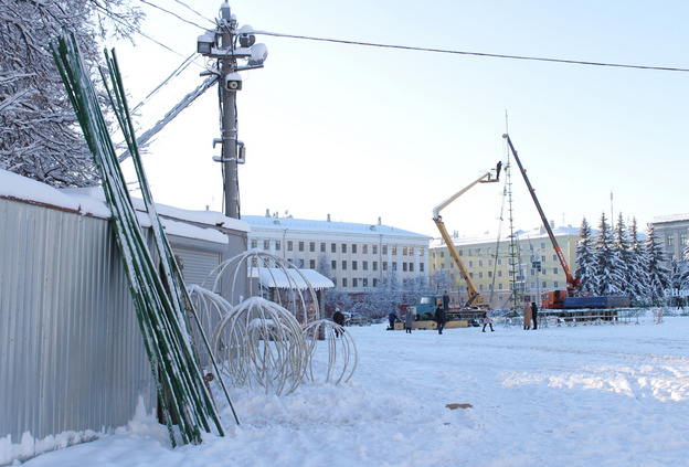 Без концепции, ледяных фигур и большой горки: на Театральной площади начали строить новогодний городок