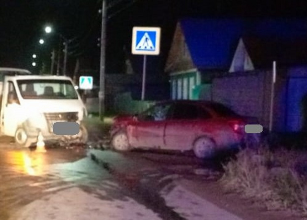 В Сосновке столкнулись ГАЗ и «Лада Гранта»: два человека пострадали