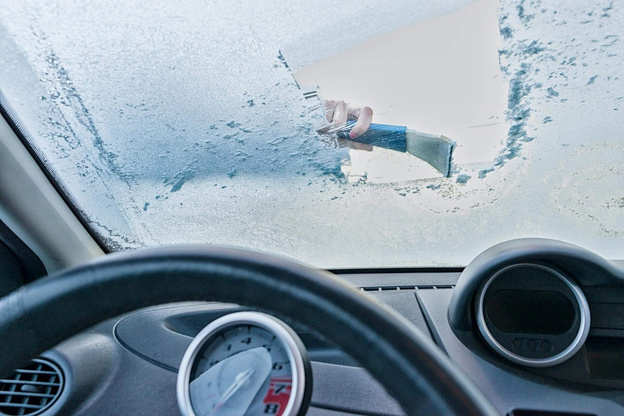 Спирт, вода и отопитель: как быстро отогреть окна в машине в мороз?