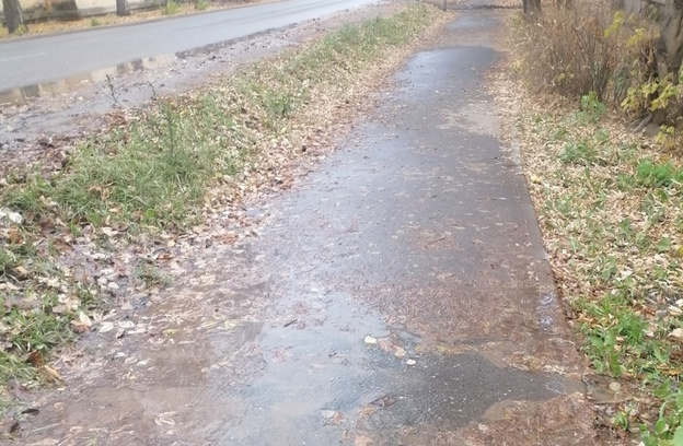 В Лянгасово поток воды больше недели разрушает фундамент жилого дома