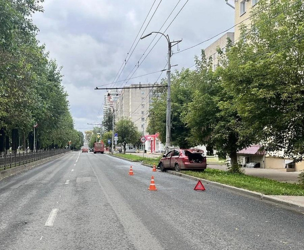 В Кирове машина врезалась в опору ЛЭП, пострадали двое