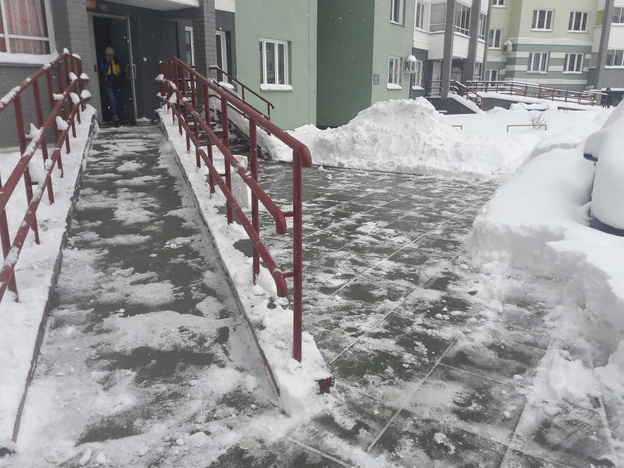 Жители Чистых Прудов решили сами выйти на борьбу со снегом