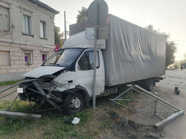 Жесткое ДТП в Слободском: молодой водитель пострадал в лобовом столкновении