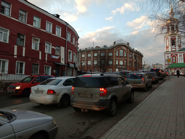 «Все внезапно поехали из города»: в Кирове парализовало движение на трёх улицах