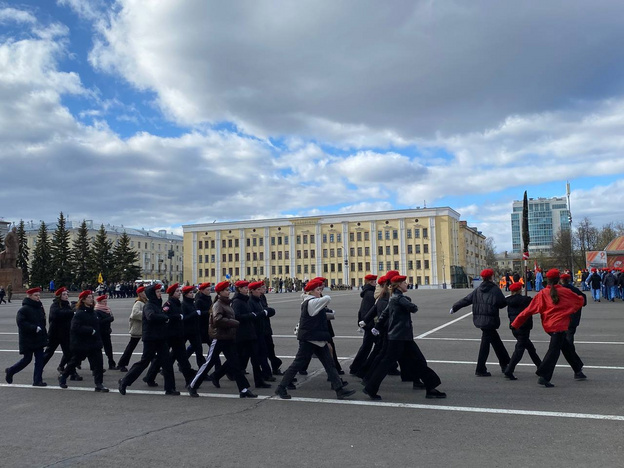 В Кирове на Театральной площади репетируют парад на 9 мая