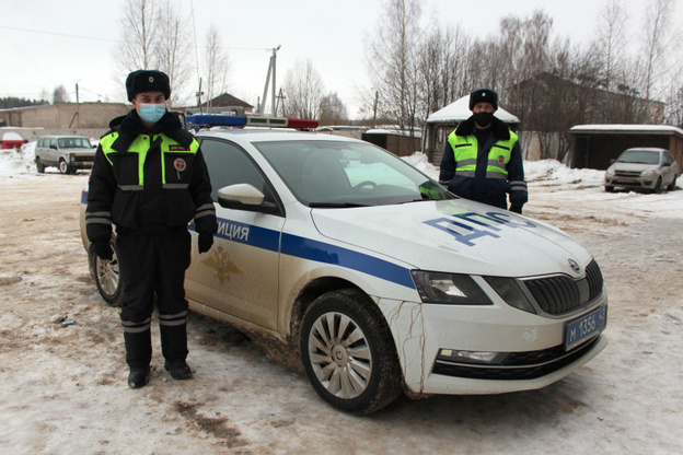 В Котельниче инспекторы ДПС освободили машину из снежного плена