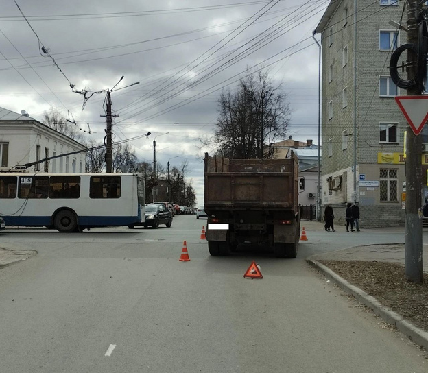 В центре Кирова водитель КамАЗа сбил пешехода