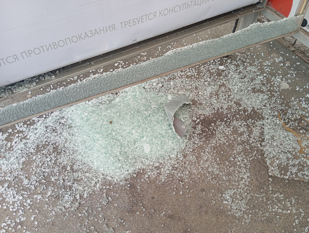 В центре Кирова разбили стеклянную остановку