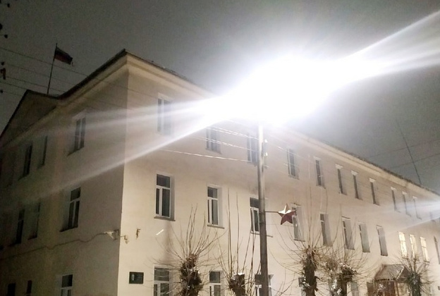 На здании администрации Котельничского района порвался флаг России