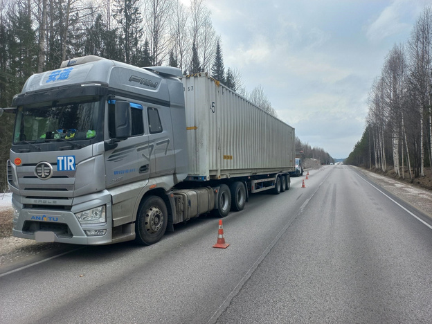 В Белохолуницком районе столкнулись две фуры, пострадал водитель