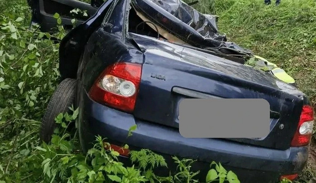 В Юрьянском районе «Лада» съехала в кювет и опрокинулась: трое погибли