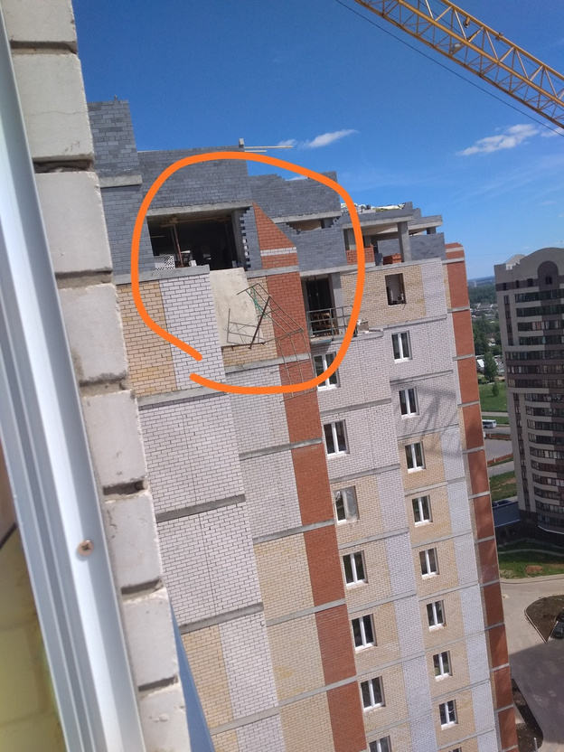 На улице Зянкина два строителя упали с 20 этажа