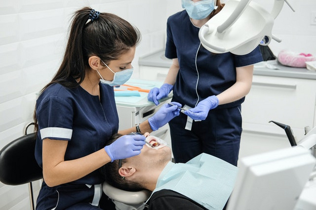 Почему лечение зубов стоит так дорого?