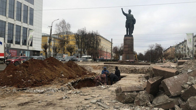 У памятника Кирову напротив ЦУМа благоустраивают территорию