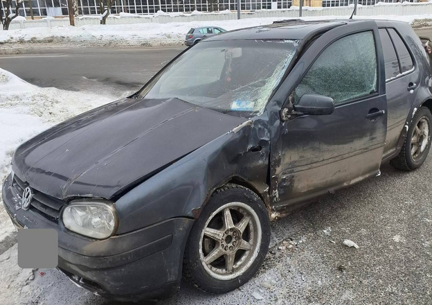 В центре Кирова автобус врезался в легковушку: пострадал водитель