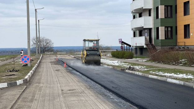 В Кирове продолжают асфальтировать дороги после заморозков