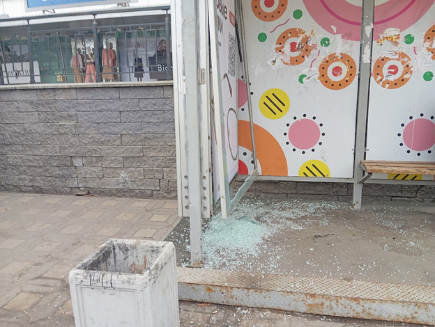 В центре Кирова разбили стеклянную остановку