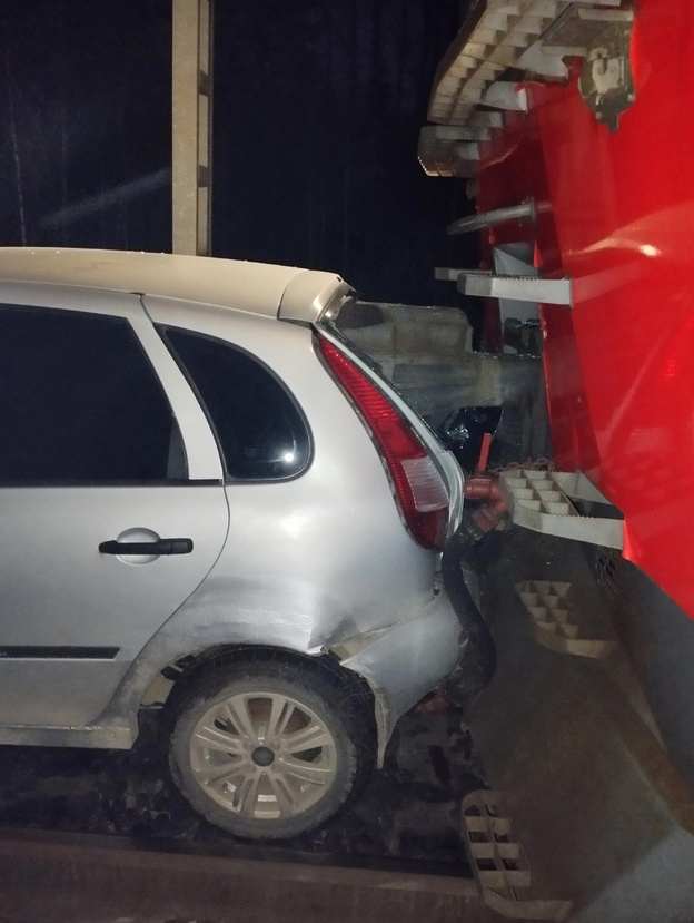 В Кирове машина попала под поезд