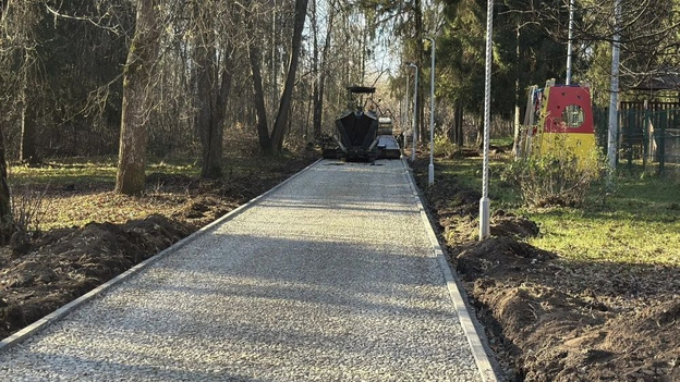 В парке ЛПК в Кирове начали асфальтировать дорожки