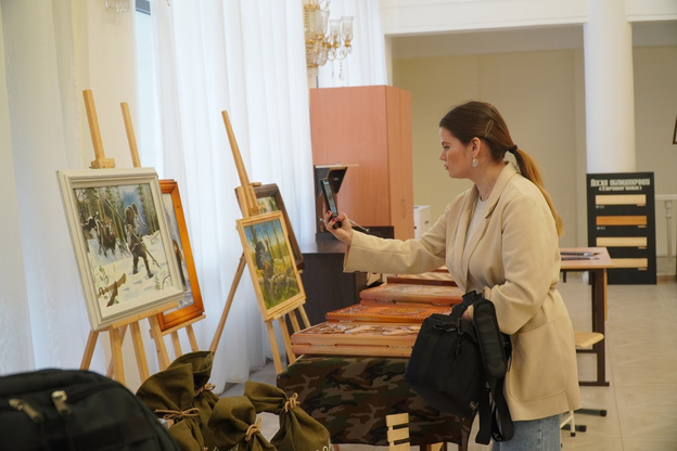 Нарды с резьбой, картины маслом и мангалы: в Кирове прошла выставка товаров, которые создают осуждённые