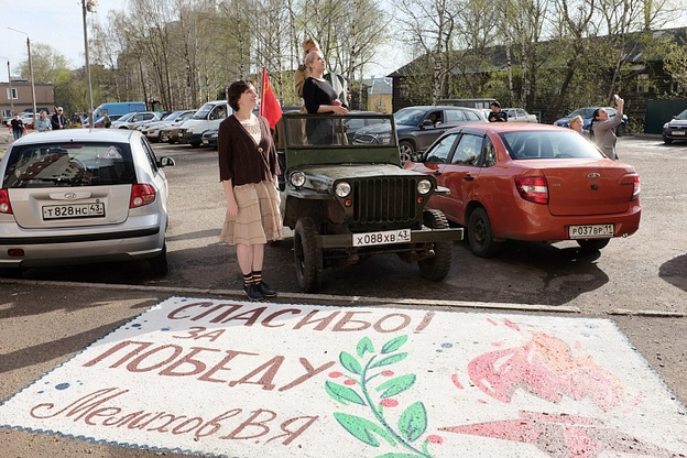 У домов ветеранов Великой Отечественной войны появились стрит-арт открытки