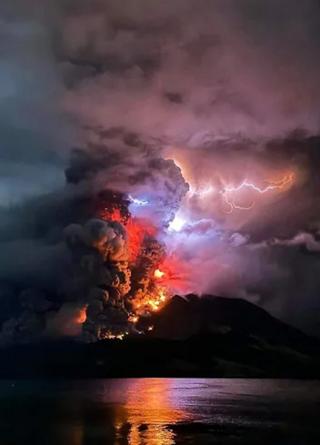В Индонезии из-за извержения вулкана может случится цунами