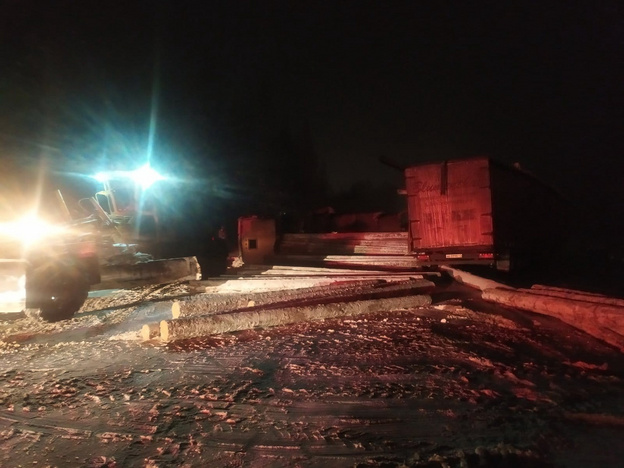 В Кирово-Чепецком районе в результате автоаварии перевернулся лесовоз