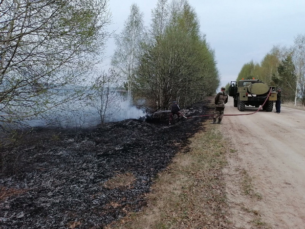 В Лебяжье в День Победы загорелось здание. Пожарным пришлось тушить его прямо во время праздничного митинга