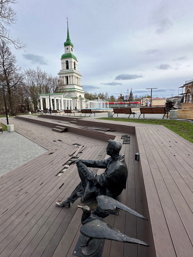 «Руки бы оборвать!» На Соборной площади в Слободском разваливается благоустройство