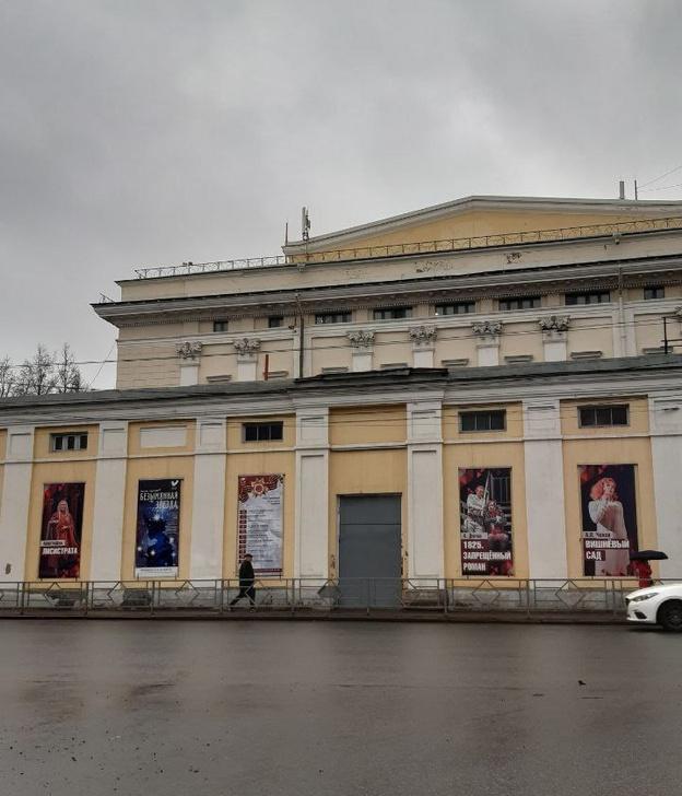 После жалобы кировчанина с областного драмтеатра сняли баннер с буквой Z